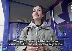 Publiek agent treinstation roker haalt haar tieten eruit om de boete te betalen