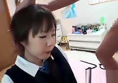 Schulmädchen bekommt ihren mund und ihre muschi auf dem bett ins gesicht gefickt