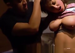 Jeune sexy a des problèmes d'esclavage hardcore avec un gros fluage niquée