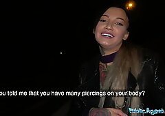 Публично agent sexy tattooed възбуден minx night time fuck and свършване на лицето