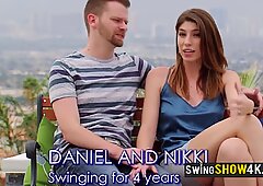 Cuplurile de swinger americani discută despre experiențele lor sexuale înainte de a intra în sala roșie de orgie.
