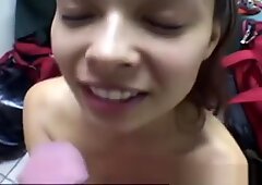 Καυλιάρα buxom μωρό δίνει τυχερή guy insane πίπα & fucks him on camera!