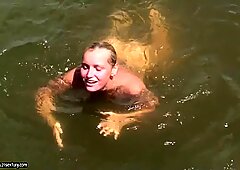 Kathia Nobili berenang telanjang di air