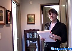 Amateur realtor pussyfucked during viewing