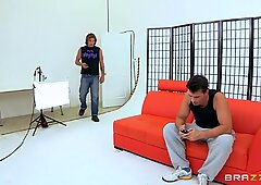 Brunette bintang porno menikmati anal yang dalam