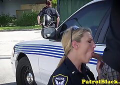 Kobieca dominacja policjantów trio w plenerze z czarnym przestępcą