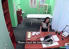 Възрастна брюнетка Жасмин Джае с големи фалшиви цици, прецакана от своя доктор