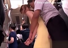 Sexy japanse meisjes geven pijpen en neuken in de bus