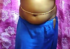 Indisch heißes Mädchen zeigt ihre Vorzüge im Sari