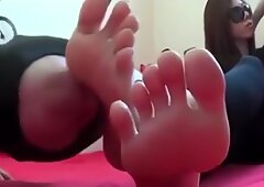 Asiática namorado adora namorada pés lambendo e chupando