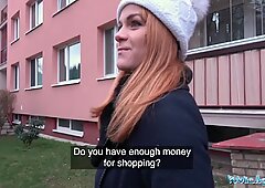 公共场所经纪人俄罗斯人红发女以金钱交易为性