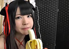 Ella toma una estafa banano
