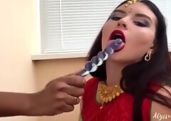 Piękna seksowna biała dziewczyna ubiera się w strój indianki i ssie chuj (3/3) cockcain ekskluzywny filmik