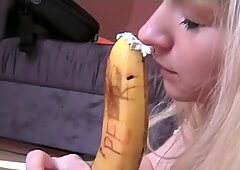 Deutsche fettsau schiebt sich banane ins arschloch!