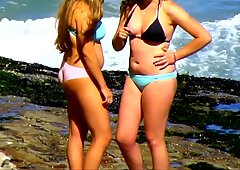 Tetas enormes maduras universitarias en bikini en la playa topless spy recopilación
