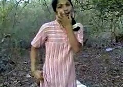 Indisk tonåring babe jävlas väldigt knappt med i skog