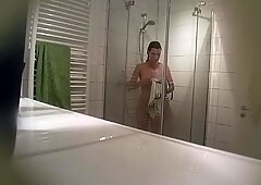 Uvidende pige tager en brusebad optaget