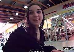 Mooie tsjechische tiener wordt verleid in het winkelcentrum en genaaid in pov