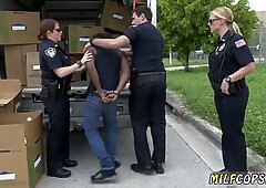 熟女 fucks chum compeer in 黒人容疑者はタフな乗り物に乗った