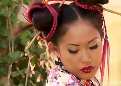A red hot japonky dívka oblečená v kostýmy prstění her kundička
