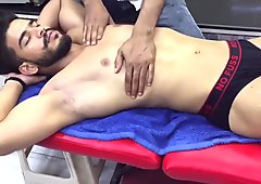 Горячая сексуальная индийское мужчина модель преклонение сосков