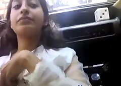 Voiture sexe avec mignon fille