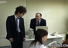 Puta de oficina en japon estaba masturbándose en su lugar de trabajo
