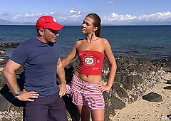 Olivia La Roche pijpen vriend's pik voordat iets anders op het strand