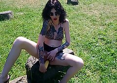 Lucy ravenblood sans vergogne baise avec du maïs en public