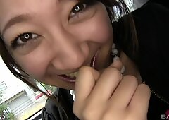 La dolce ragazza giapponese sa succhiare come si deve un grasso verga