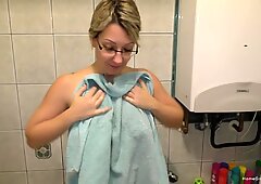 Chubby blonde milf Bonnie Wilde showers before she lays down in her bed and grabs her toy.