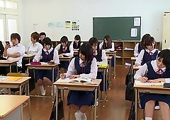 بعبصة أمام الفصل الدراسي - japanstiniest