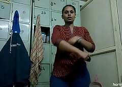 Indiai egyetemista lány change her sports wear after edzőterem otthon készült