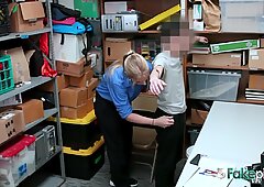 Oficerka poddaje nastolatka złodziejowi sklepowemu w penetrację jej mocno