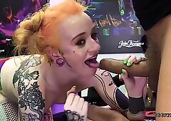 Tetovaná teen azura alii ukazuje obličeje cums a dvojitá penetrace