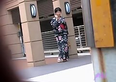 Černošky-vlasá malá gejša blýskne kozama, když jí někdo natáhne outfit