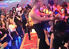 Esposas bêbadas e adolescentes se tornam prostitutas durante sarau de stripper