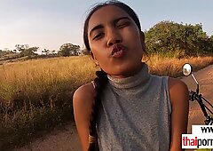 Amateur thai jeune cerise sucer et baiser une grosse bite blanche dehors