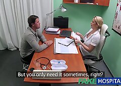 Fakehospital pielęgniarki pomaga ogierowi uzyskać erekcję
