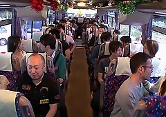 Japanska slampor på en buss ryttare kukar av slumpmässiga främlingar