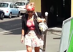 Maman sexy avec un haut transparent en public