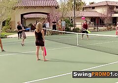 Amateur-Swinger-Paare spielen Spiele im Garten der Swing-Villa