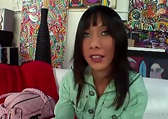 Asiatisk miako i bh og shorts får saftig feasted hard sex av velsmakende kuk