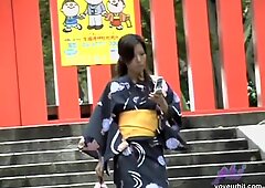 Japonky akce na žraloka prsou s roztomilou kráskou v kimonu