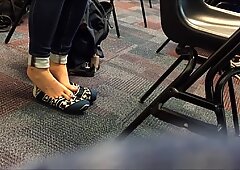 Японская девушка Toms откровенной камерой играет с обувью в классе