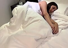 Ступенчатая мамка спит в отеле