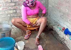 Индийское бхабхи с большими сиськами принимает ванну на улице