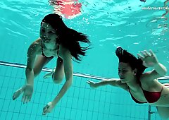 Kaksi kuumaa kaunottarea Venäjältä tsekkiläisen uima-allasissa