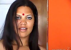 En diger breasted indisk jente rir en pikk i en pov-video